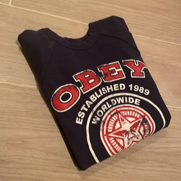 Obey crewneck sweatshirt.Size M in mens.Can be worn oversized for size S women. - Picture 3 of 7